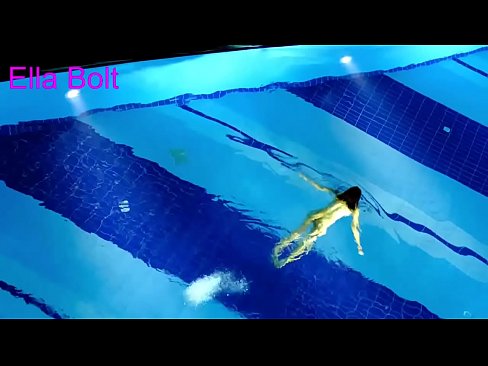 ❤️ Não consigo parar de ver, jovem loira apanhada a nadar nua na piscina da estância balnear ELLA BOLT ️❌ Sexo vídeo em nós ❌
