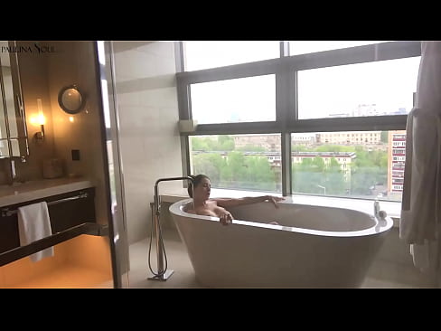 ❤️ Bebé tremendo A masturbar-se apaixonadamente na sua rata na casa de banho ️❌ Sexo vídeo em nós ❌